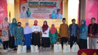 Ketua TP PKK Kabupaten Ponorogo Serahkan 25 Paket Sembako Pada Warga Desa Paringan Dalam Program PKK Peduli