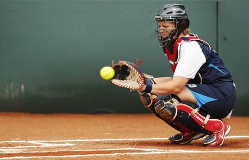 menangkap bola softball